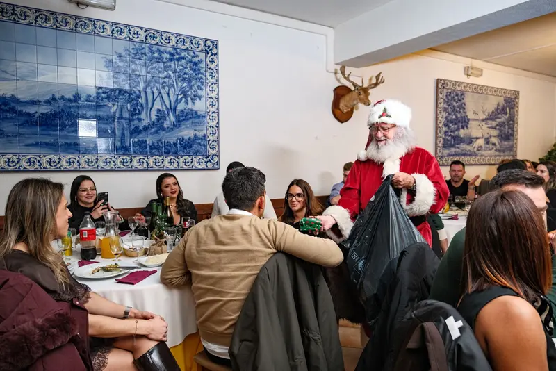 Pai Natal a distribuir presentes no Jantar de Natal APH de 2025