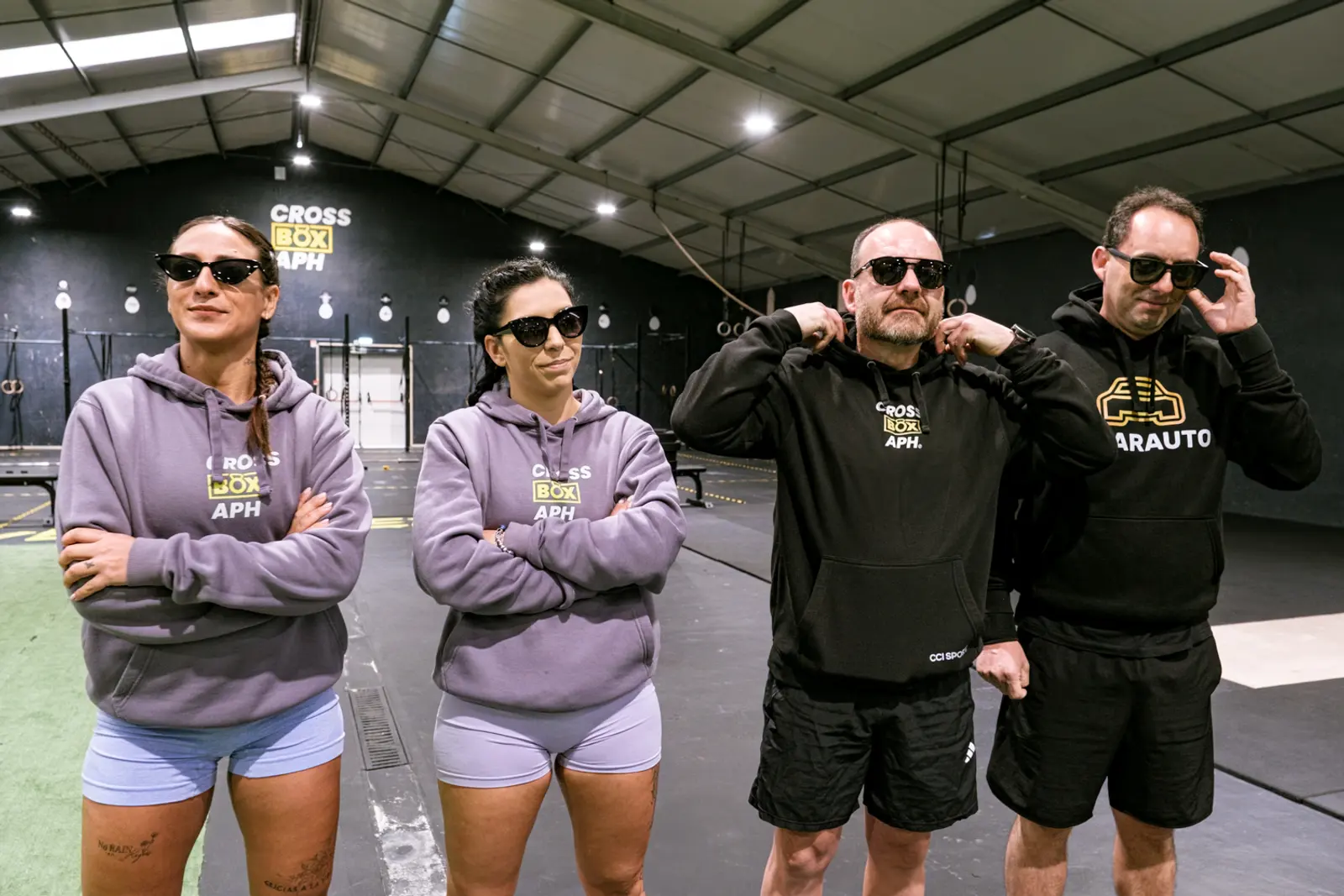 Atletas de Cross Box APH con gafas de sol en el Open 26.3