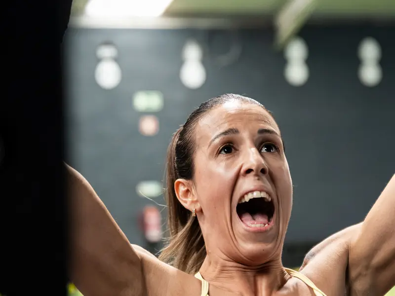 Atleta gritando durante el overhead con barra en el rack en APH Games