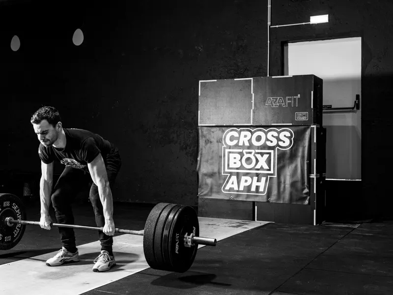 Atleta de Cross Box APH haciendo peso muerto con barra