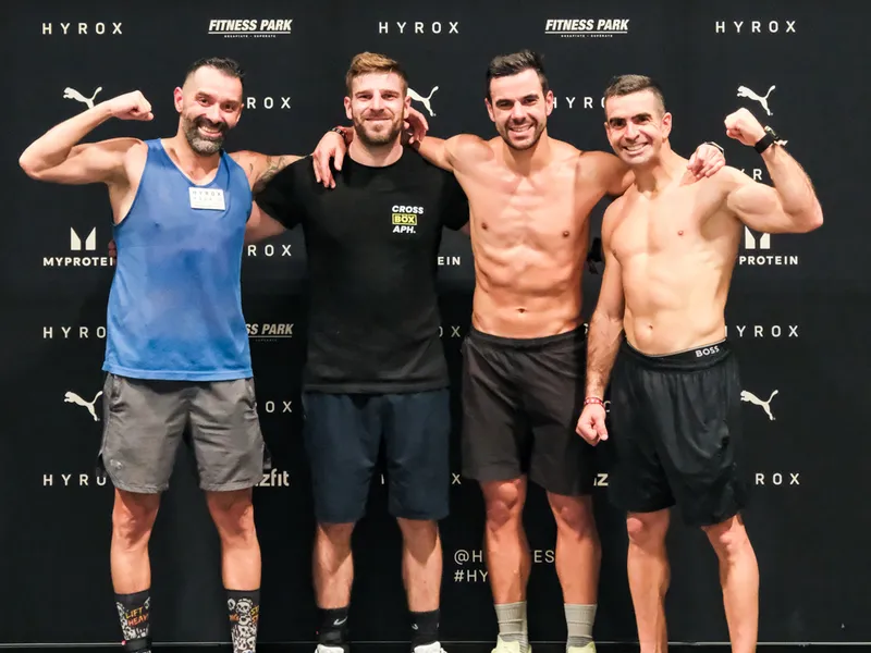 Equipo de Cross Box APH frente a la pared HYROX en HYROX Madrid