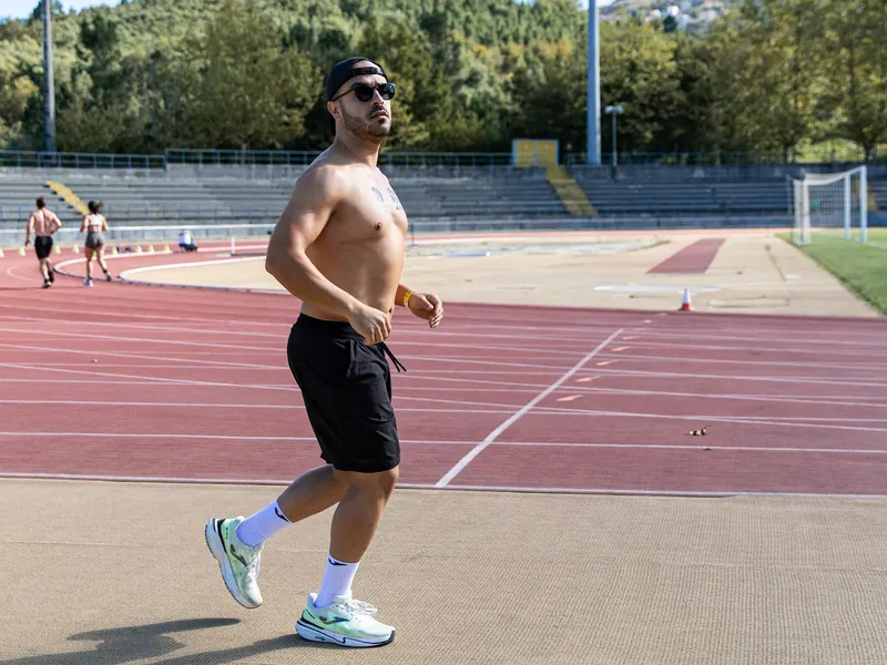 Atleta de la comunidad Cross Box APH corriendo en una pista de atletismo