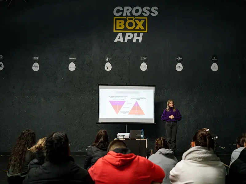 Workshop en Cross Box APH, con atletas asistiendo a una presentación
